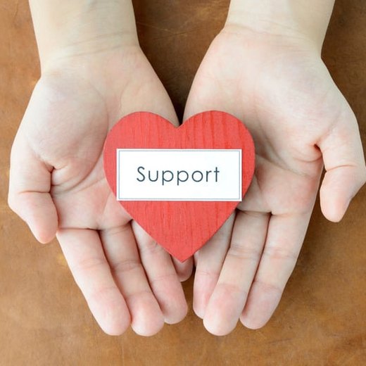 両手で包んだSupportと書かれたハート